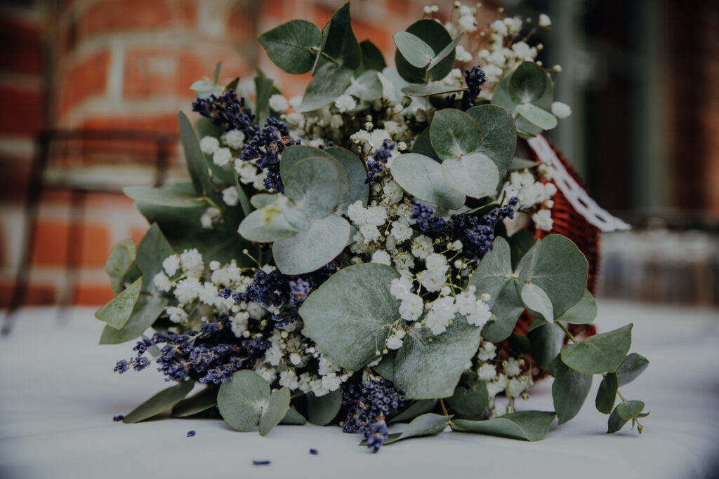 Brautstrauß aus Eucalyptus, Schleierkraut und Lavendel.