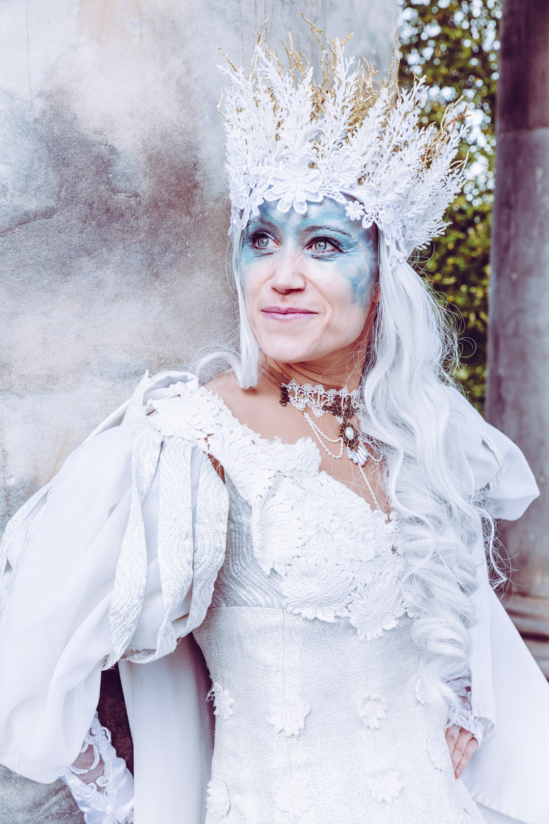 Schauspielerin im Kostüm. Professionelles Künstlerfoto für Programmhefte, Website und Sedcard