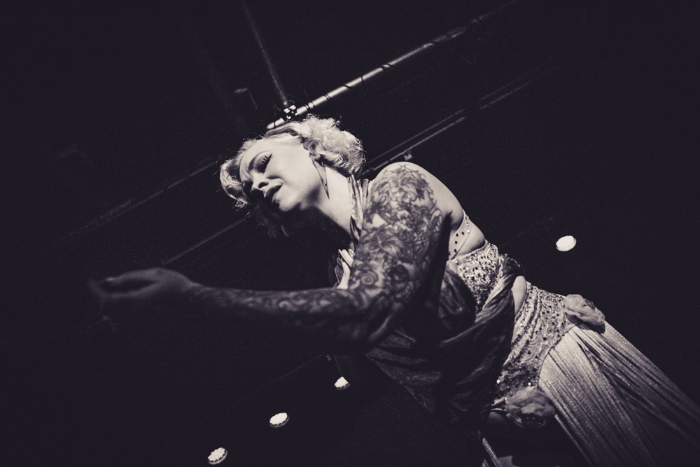 burlesque_30 Candy Pia in einer ruhigen Burlesque-Geste während der Performance beim Cabaret Vertigo in der Schwulen Sau Hannover