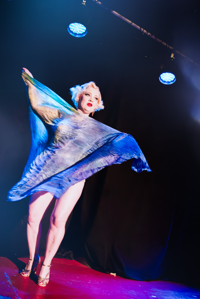 burlesque_38 Candy Pia während einer Burlesque-Performance mit fließendem blauem Stoff beim Cabaret Vertigo in der Schwulen Sau Hannover