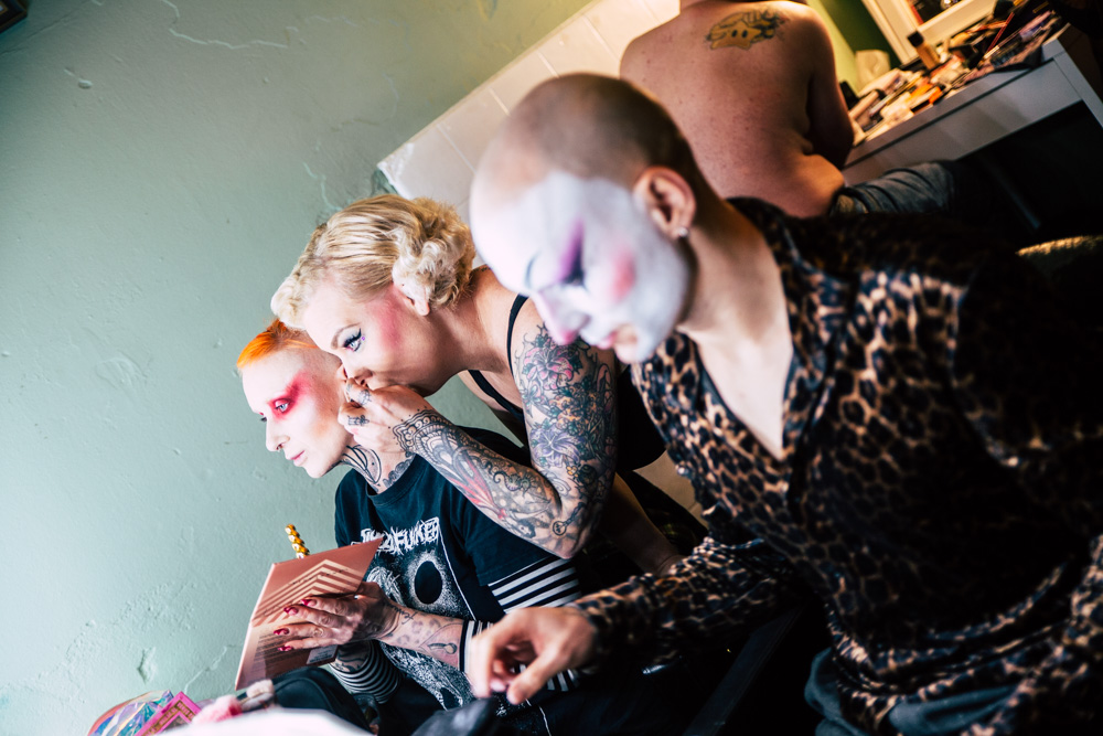 burlesque_027 Backstage-Szene vor einer Burlesque-Show: Drei Performer*innen – Harpy Fatale, Candy Pia und Tronicat la Miez– beim Schminken vor dem Auftritt.