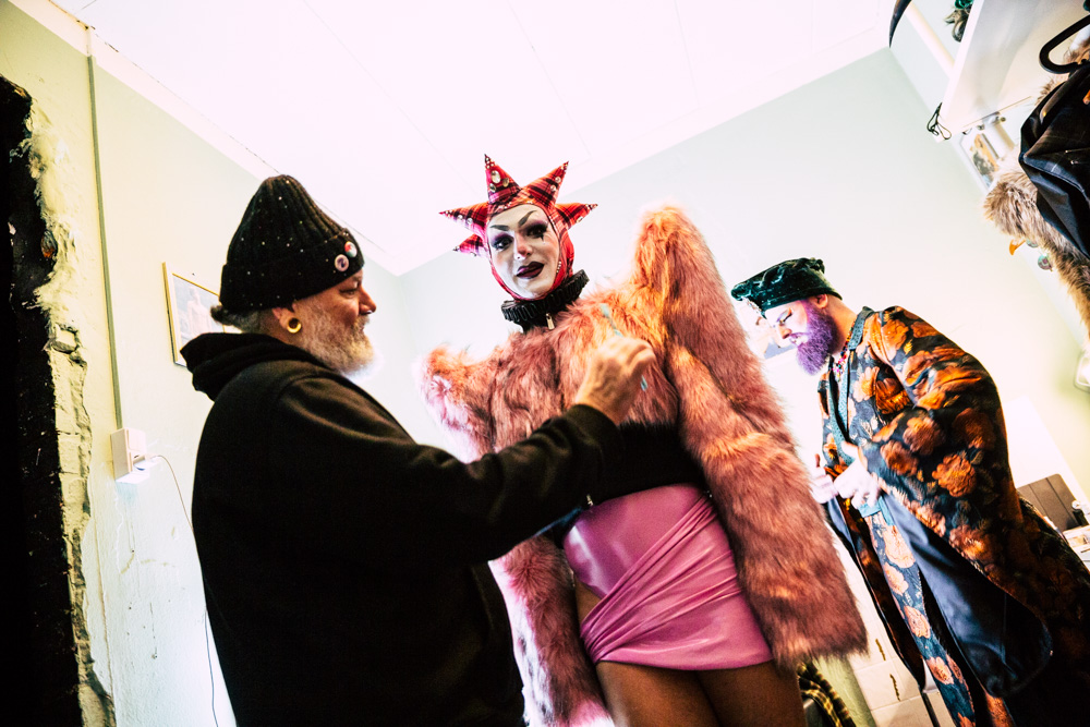 burlesque_042 Detail eines schwingenden Kostüms backstage, sichtbar sind Stoff, Beine und Vorbereitung kurz vor dem Auftritt.