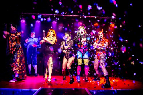 burlesque_14 Mehrere Burlesque-Künstler*innen stehen gemeinsam auf der Bühne, Konfetti fliegt während des Showfinales.