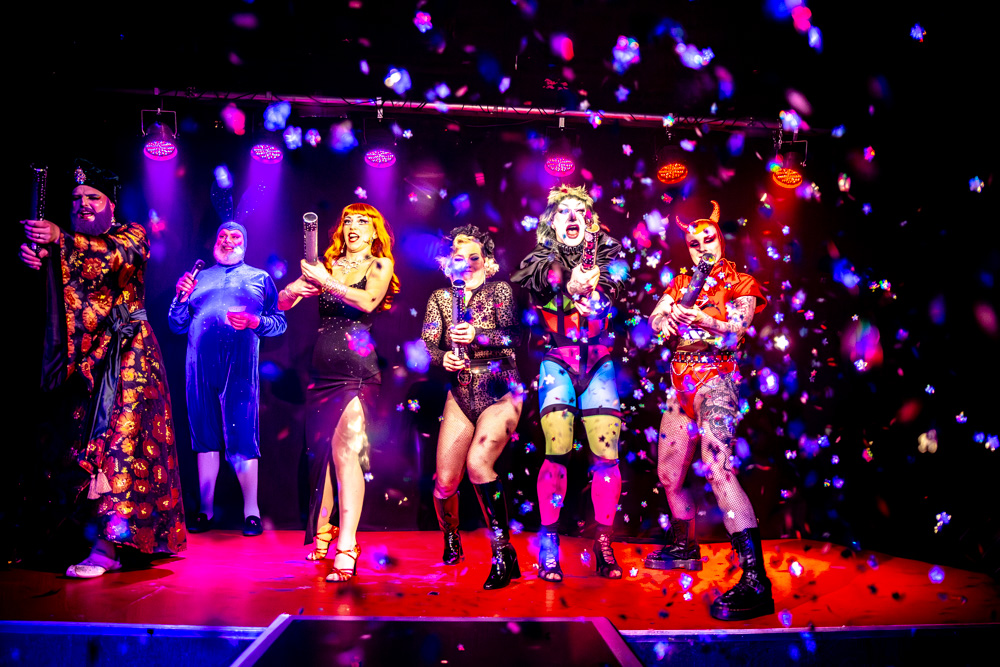 burlesque_14 Mehrere Burlesque-Künstler*innen stehen gemeinsam auf der Bühne, Konfetti fliegt während des Showfinales.