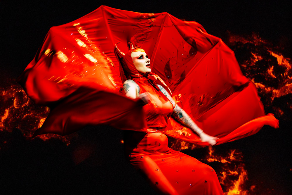 burlesque_25 Burlesque-Performance von Tronicat la Miez mit flammend rotem Stoff beim Cabaret Vertigo in der Schwulen Sau Hannover