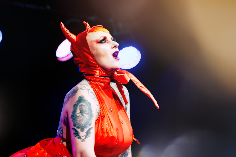 burlesque_26 Tronicat la Miez während einer Burlesque-Performance im roten Kostüm beim Cabaret Vertigo in der Schwulen Sau Hannover