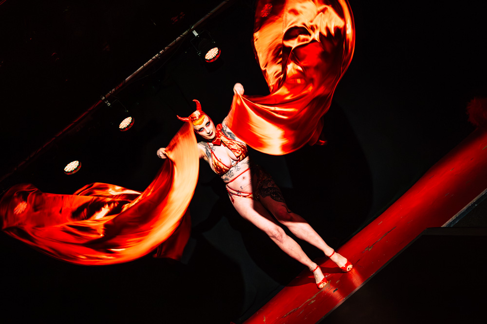 burlesque_30 Burlesque-Performance von Tronicat la Miez mit flammend rotem Stoff beim Cabaret Vertigo in der Schwulen Sau Hannover