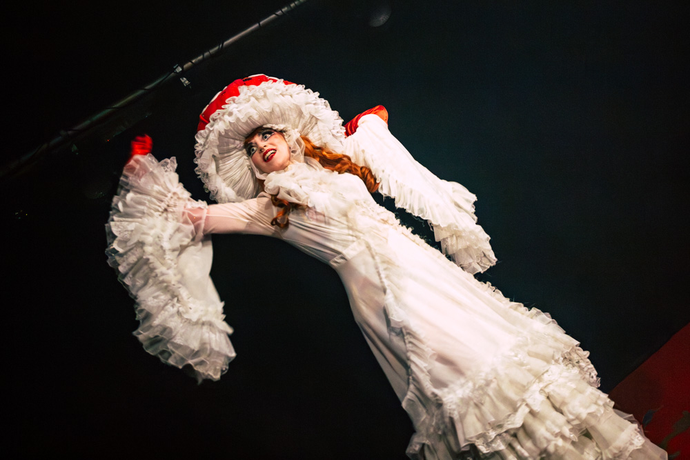 burlesque_33 𝑴𝒂𝒔𝒉𝒂 𝑪𝒉𝒂𝒎𝒑𝒂𝒏𝒔𝒌𝒂𝒚𝒂 in einem weißen Fliegenpilz-Kostüm bei einer Burlesque-Performance beim Cabaret Vertigo in der Schwulen Sau Hannover