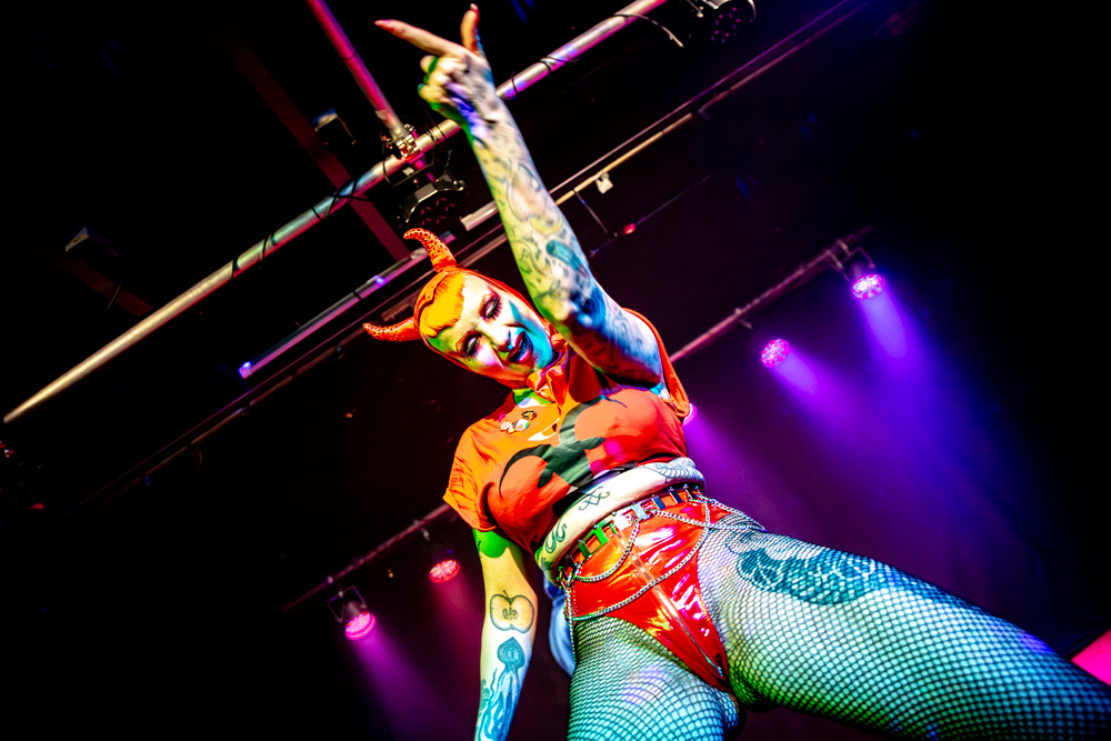 burlesque_36 Tronicat la Miez zeigt eine provokante Burlesque-Geste auf der Bühne des Cabaret Vertigo in der Schwulen Sau Hannover