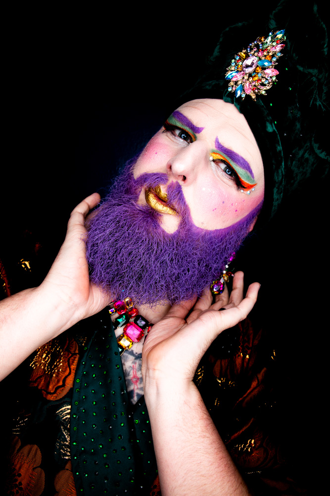 Professionelles Portrait einer Dragqueen vor urbanem Hintergrund, aufgenommen für ein Programmheft